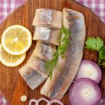 Így hámozd le a heringet a csontokról egy mozdulattal: egy