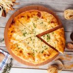 Nincs sütés és nincs sütő: khachapuri túróval túróval egy serpenyőben